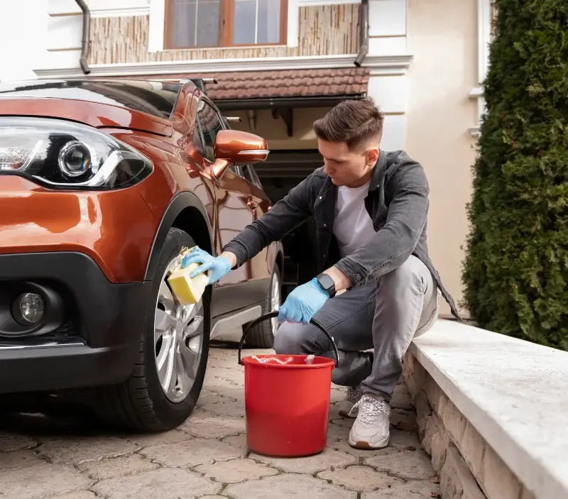 Lavage auto à domicile Étais-la-Sauvin : professionnel intervenant sur un véhicule